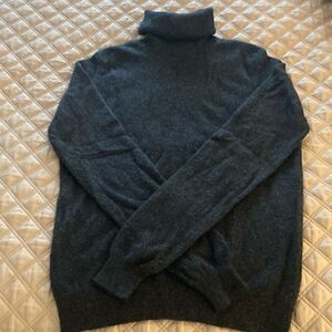 Neiman Marcus Woman’s 100% Cashmere Turtleneck Sweater in Black. Size Small.